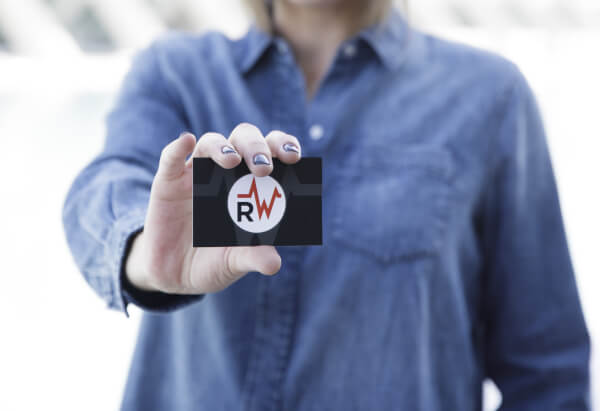 Imagen corporativa. Mujer mostrando tarjeta con el logo de Reanimando webs